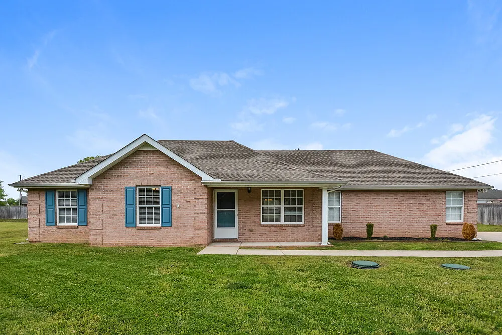 3 bed, 2.0 bath, 1367 sqft, $1,960 — Photo 1