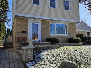 8641 Harms Rd, Skokie, IL 60077