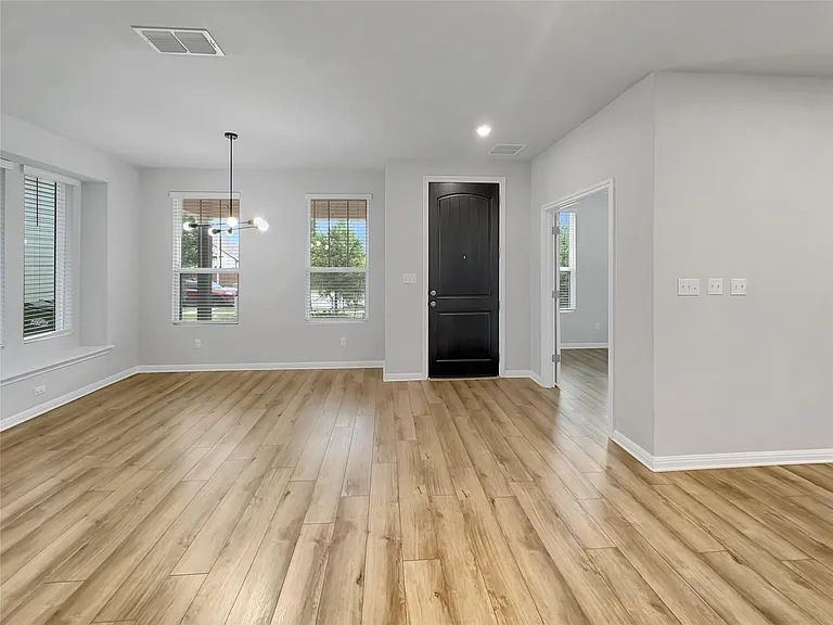 1916 Blue River Dr — Photo 2