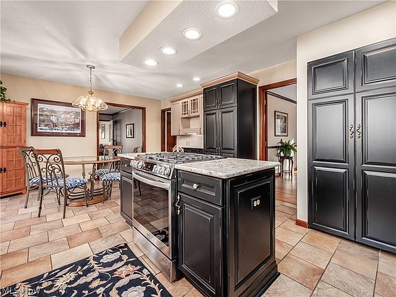 5th image of 905 Center Ct