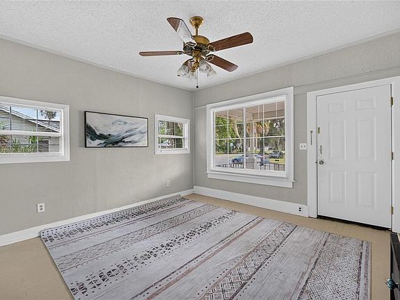 3rd image of 926 NE 8TH AVENUE