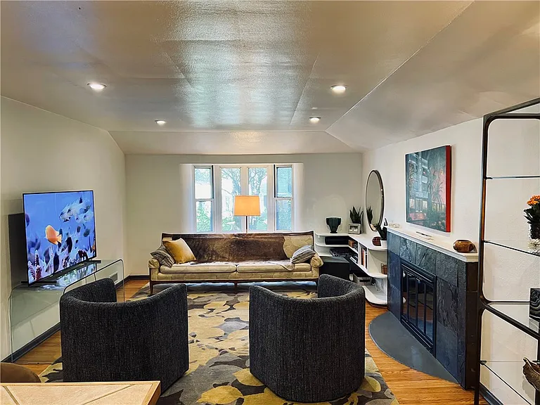 24 Menlo Pl #UPPER — Photo 2