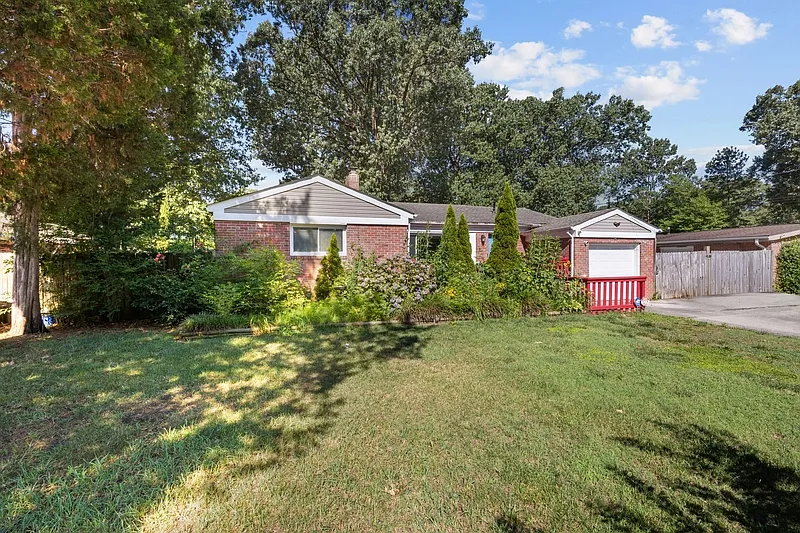 3 bed, 1.0 bath, 1315 sqft, $2,400 — Photo 4
