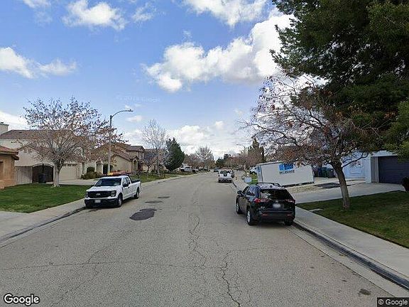 Exterior Neighborhood (street photo)