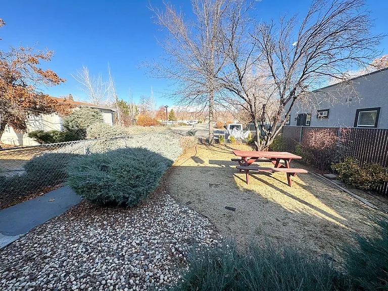 450 Laurel St — Photo 9