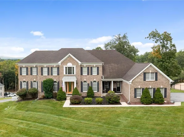 16 Alexandra Cir, Mount Bethel, PA 18343