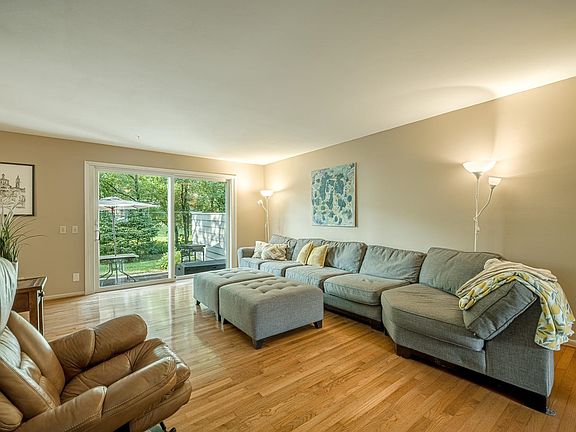 5th image of 22 Whitcomb Cir