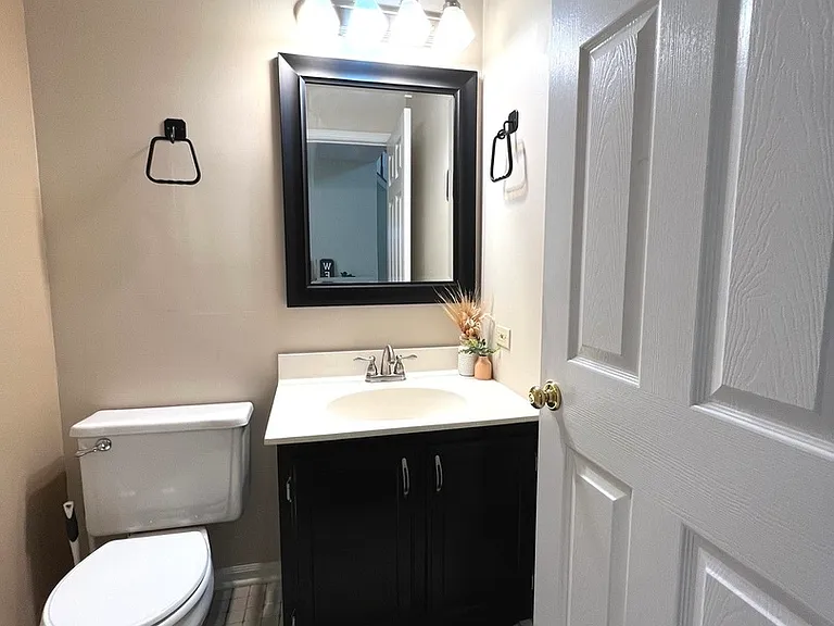 812 Canterbury Ln — Photo 12