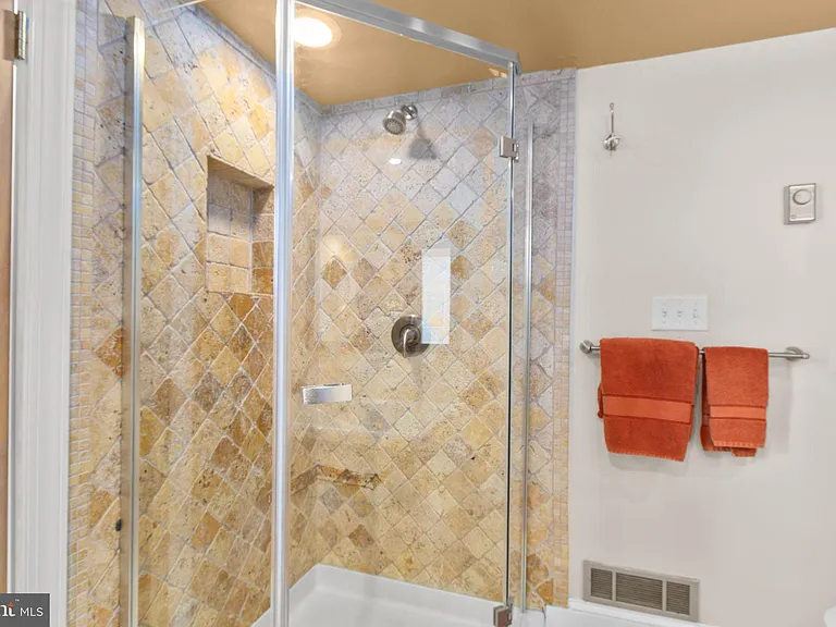 809 Caroline St #301 — Photo 8