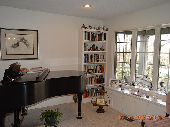 4th image of 10 Marquette Ct