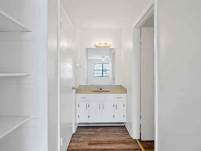 Newcastle Apartments — Photo 95