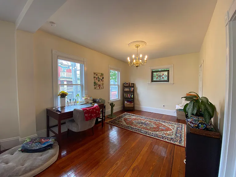Living room (13' x 28')