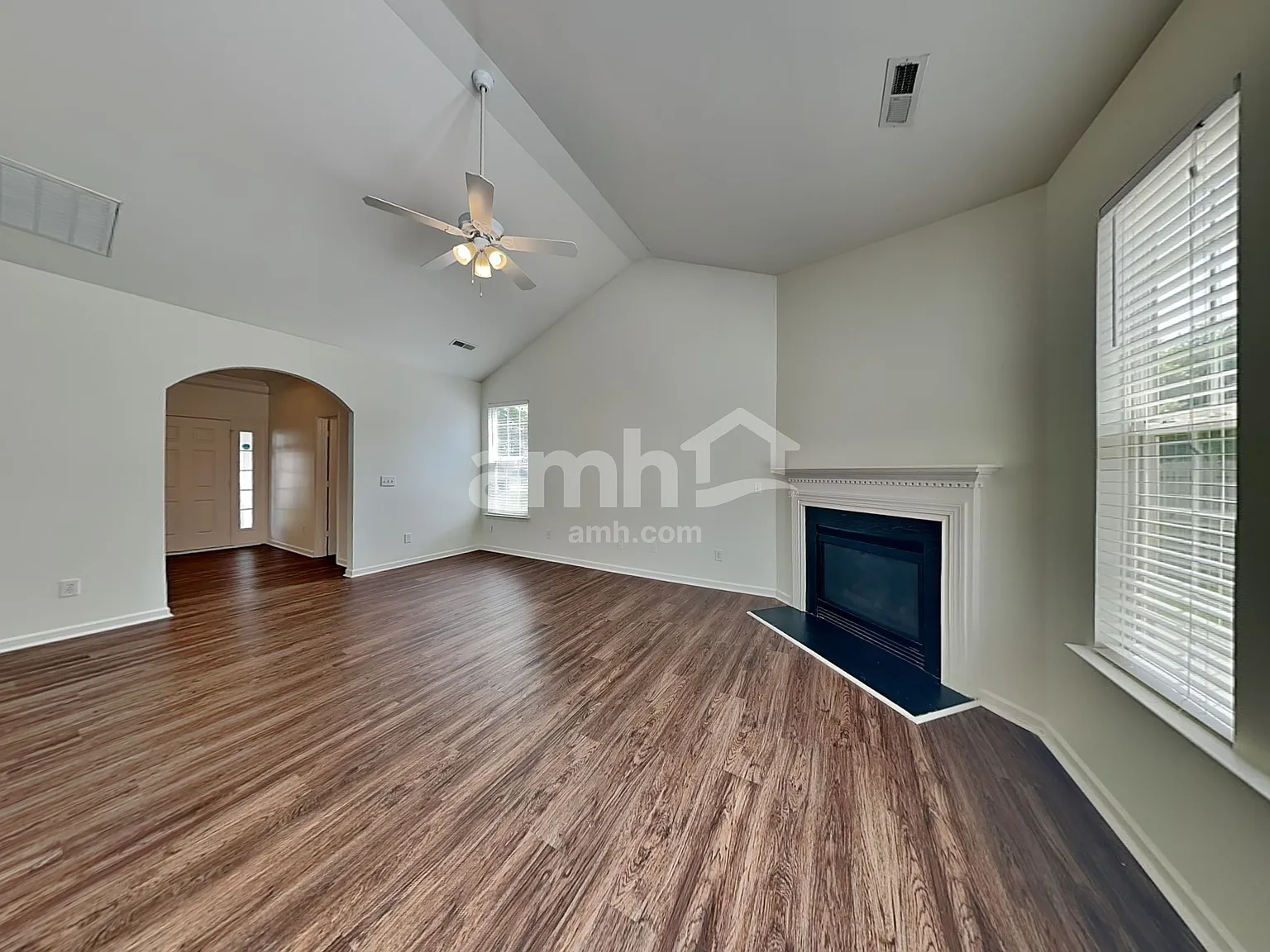 3 bed, 2.5 bath, 2322 sqft, $2,295 — Photo 4