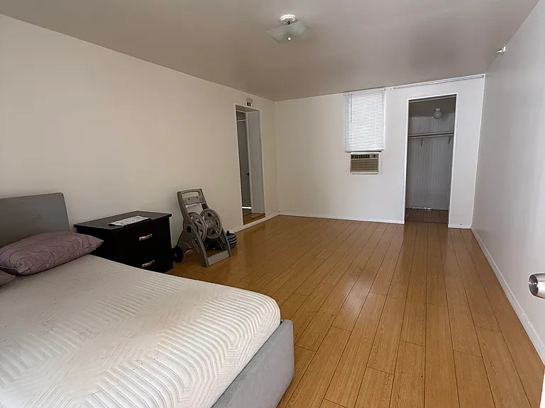 1116 Irving Ave — Photo 25