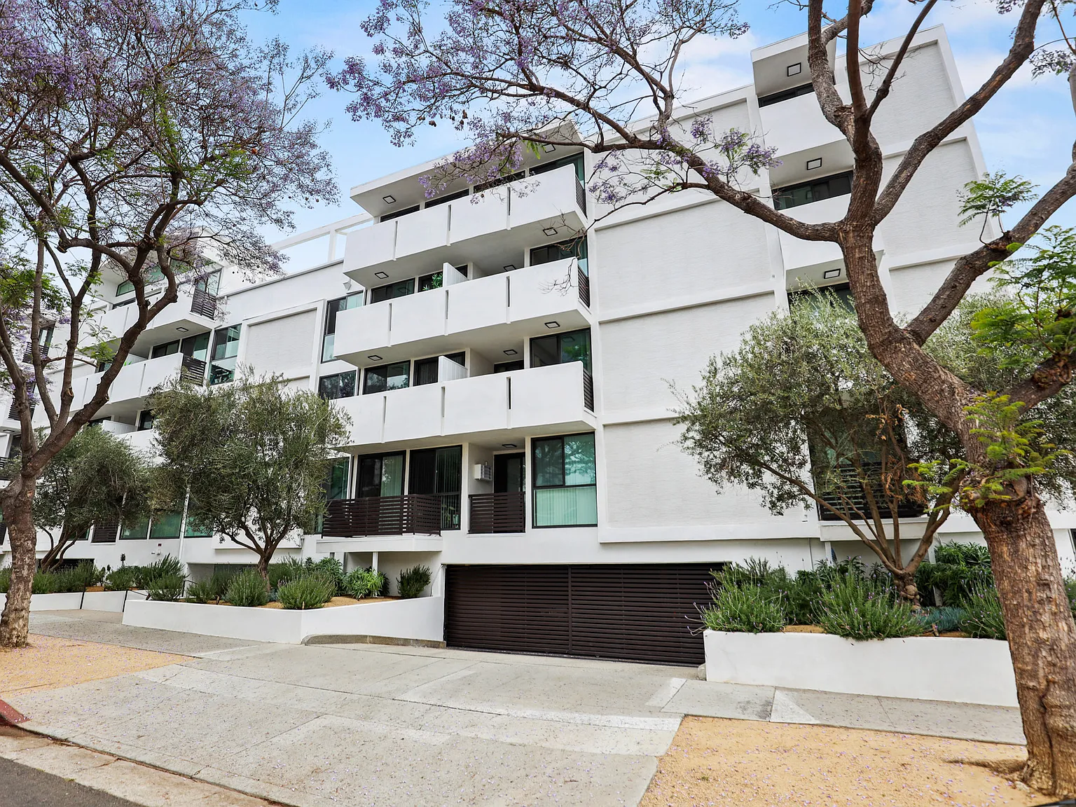 616 N Flores — Photo 4