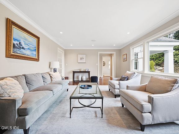 3rd image of 15 Pell Pl