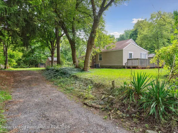 6743 Richard Rd, Lansing, MI 48911