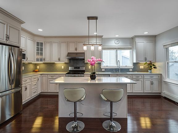 2nd image of 17 Dickinson Ln