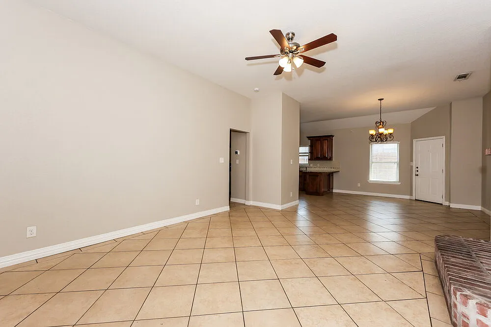 4 bed, 2.0 bath, 1911 sqft, $2,155 — Photo 3