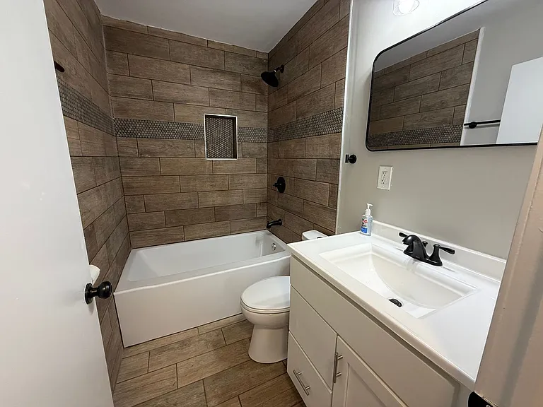 426 N Elm St NW — Photo 10