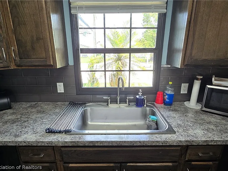 639 Killarney Dr — Photo 10