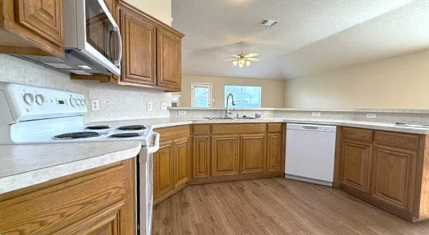 4 bed, 2.0 bath, 1748 sqft, $2,195 — Photo 2
