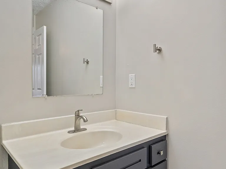 Green Valley Apartments — Photo 30