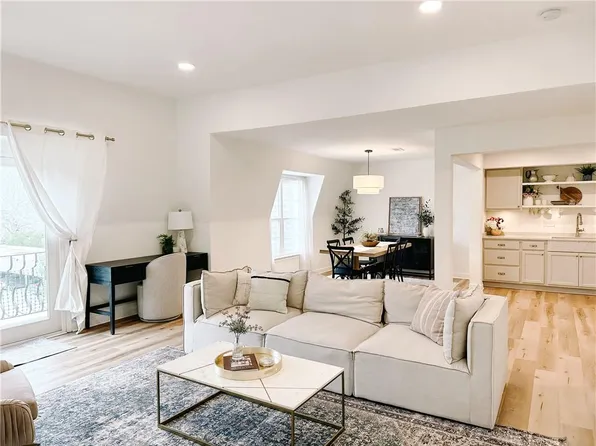 10734 Glenwood St APT E, Overland Park, KS 66211