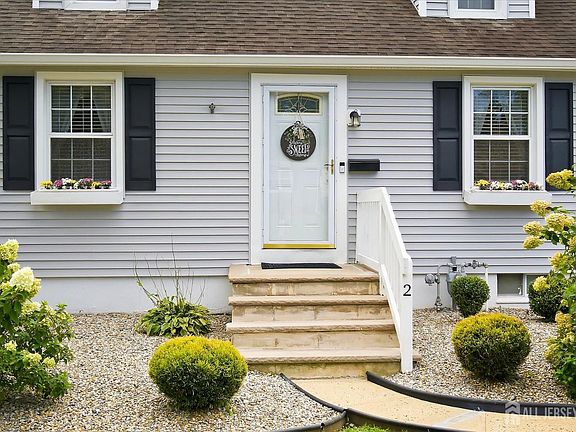 3rd image of 2 Helen Ave