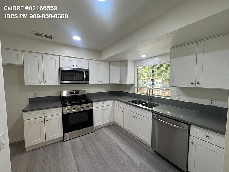 18417 Santar St — Photo 2
