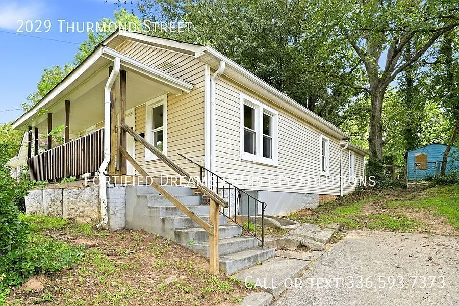 3 bed, 1.0 bath, 824 sqft, $1,295 — Photo 2