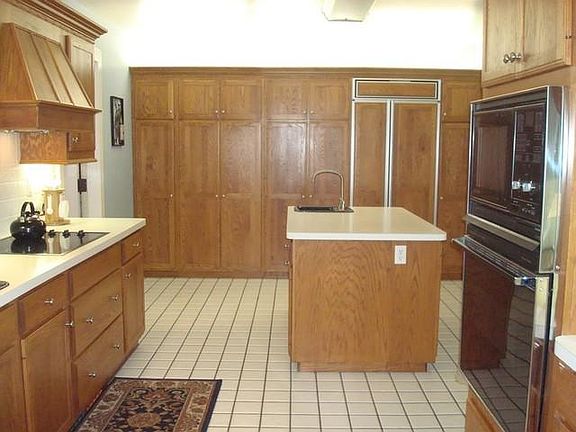 5th image of 303 Saint Clair Ave