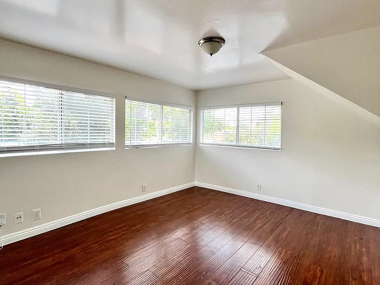 760 N El Molino Ave — Photo 8