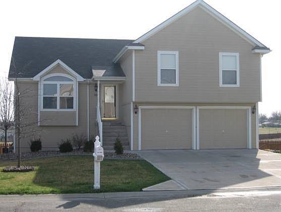 1st image of 910 Rosewood Dr