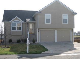 910 Rosewood Dr, Cameron, MO 64429