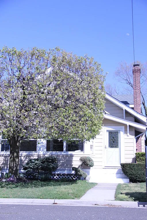 806 Borden Ave photo 1