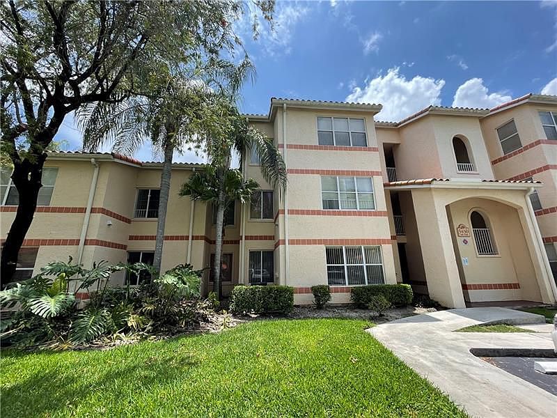 1st image of 3430 Pinewalk Dr N APT 613
