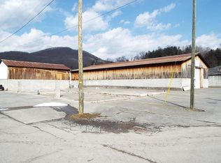Riverside Dr, Hinton, WV 25951