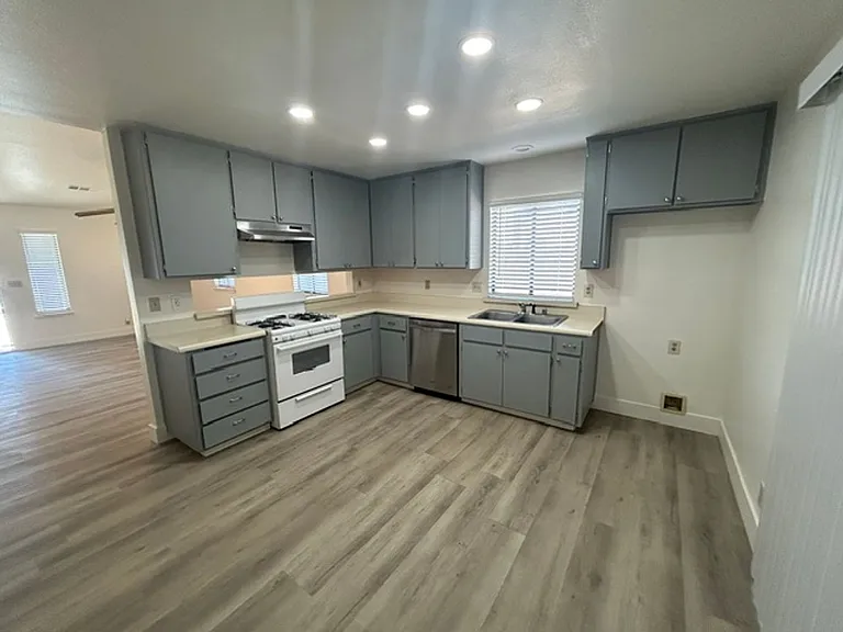 1136 W Damron Ave — Photo 18