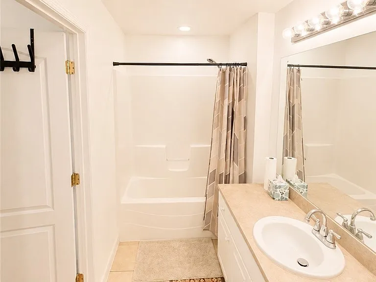 4118 NE 20th Pl — Photo 15