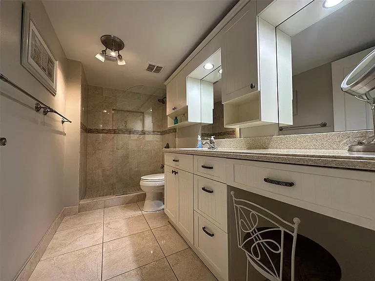 17801 N Bay Rd #212 — Photo 24