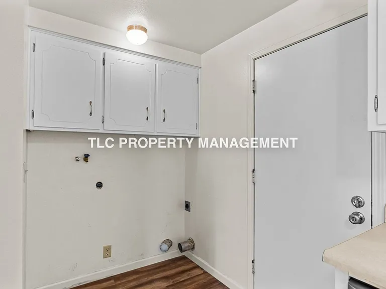 4669-4671 Barger Dr — Photo 8