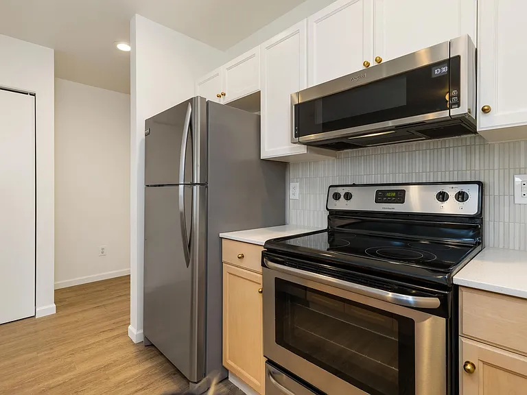 Remi Apartments — Photo 16