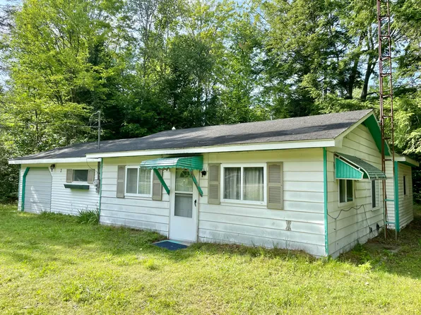 917 E Devereaux Lake Rd, Indian River, MI 49749