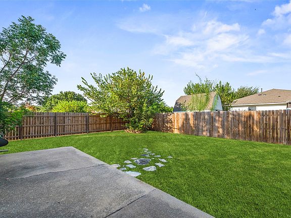5th image of 701 Sparkling Brook Ln