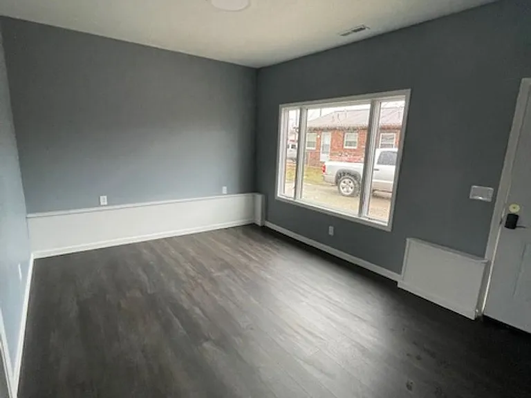 503 E College St — Photo 8