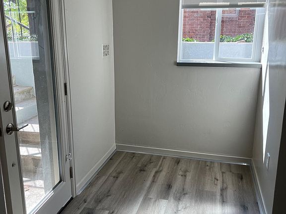 Charming, well lit entrance/foyer