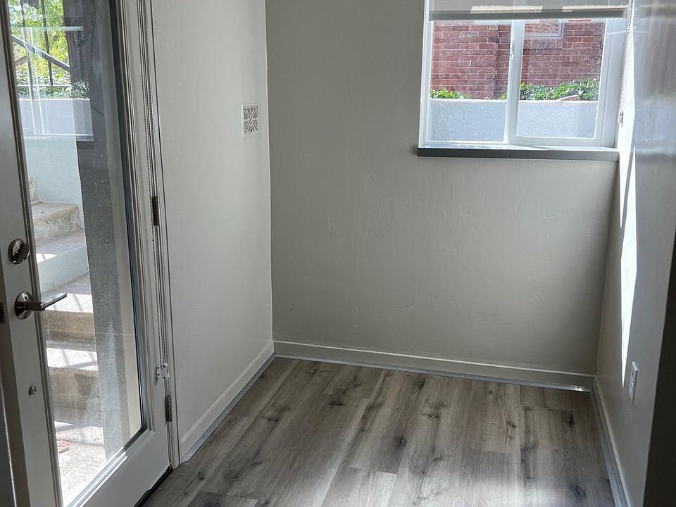 Charming, well lit entrance/foyer
