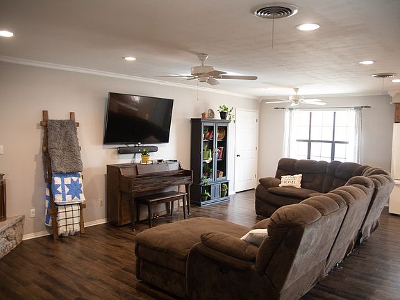 3rd image of 221 Wilmington Cir