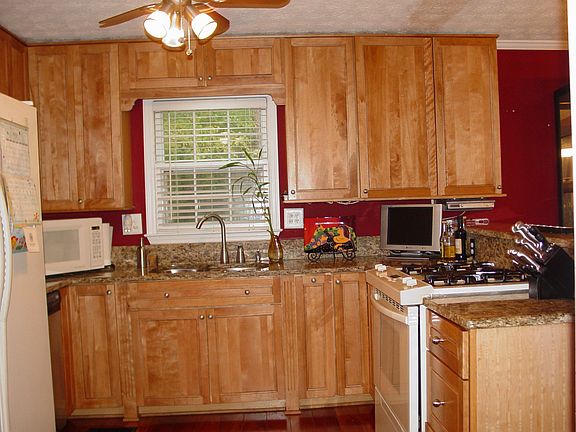 Renovated Kitchen w/granite 